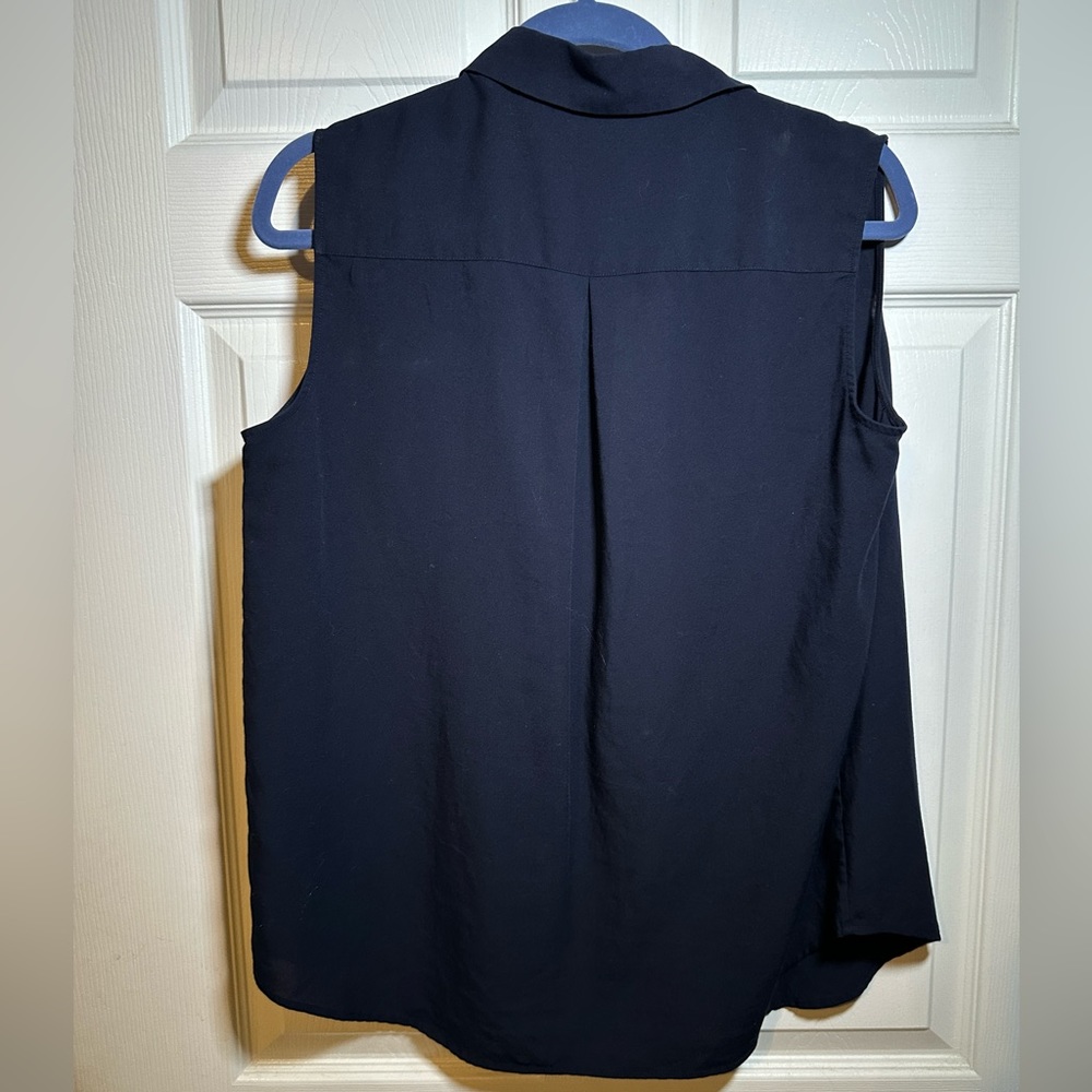 Sleeveless button down - Picture 2 of 3